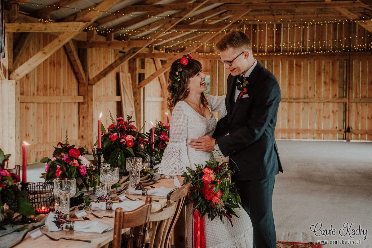 rustykalna sesja ślubna w stodole