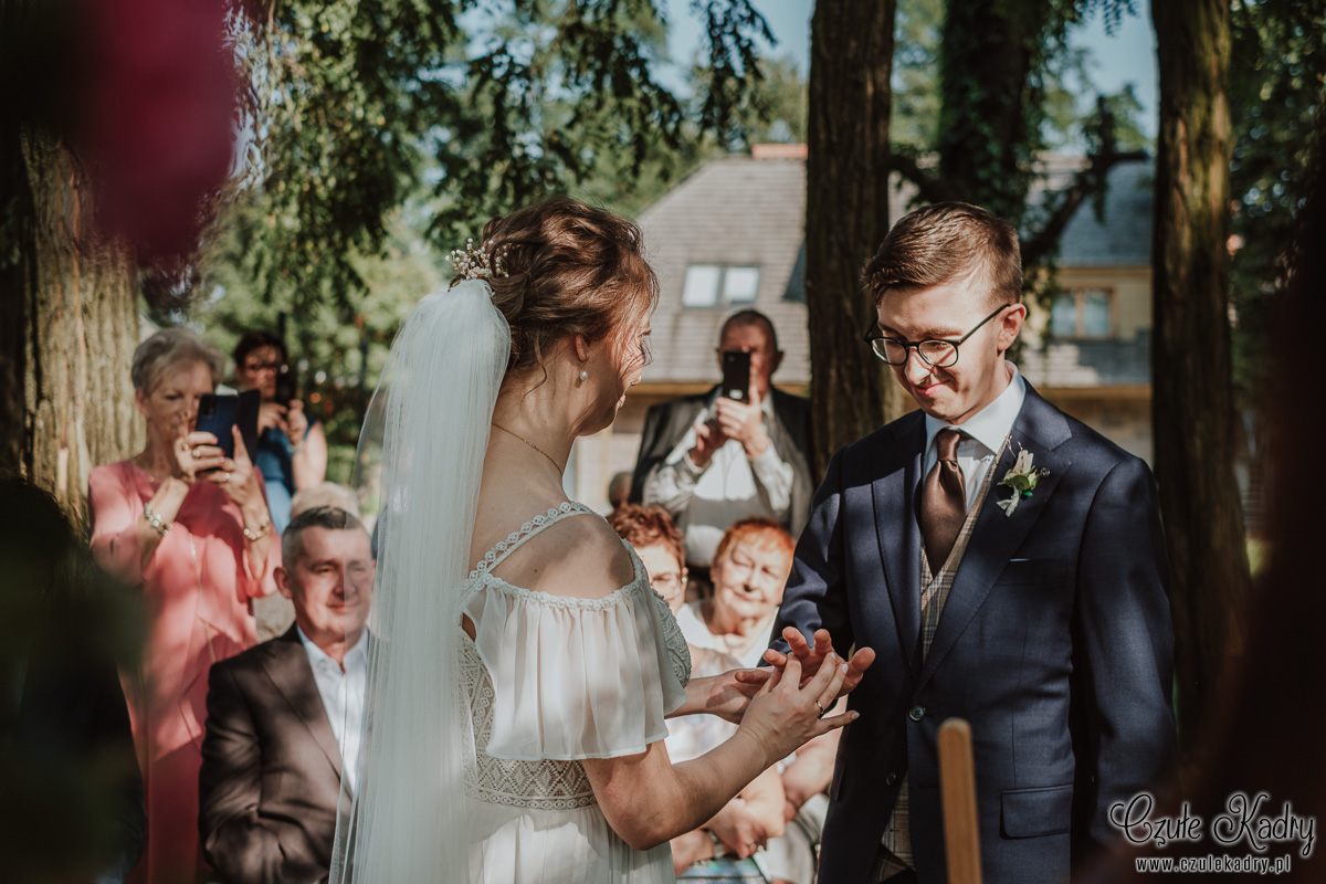 ślub plenerowy stodoła w szczerym polu