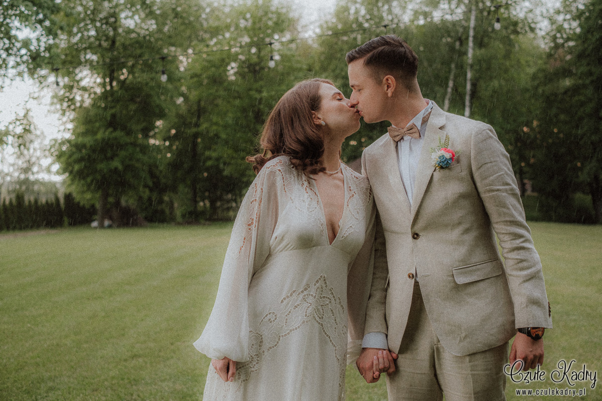 sesja ślubna w deszczu