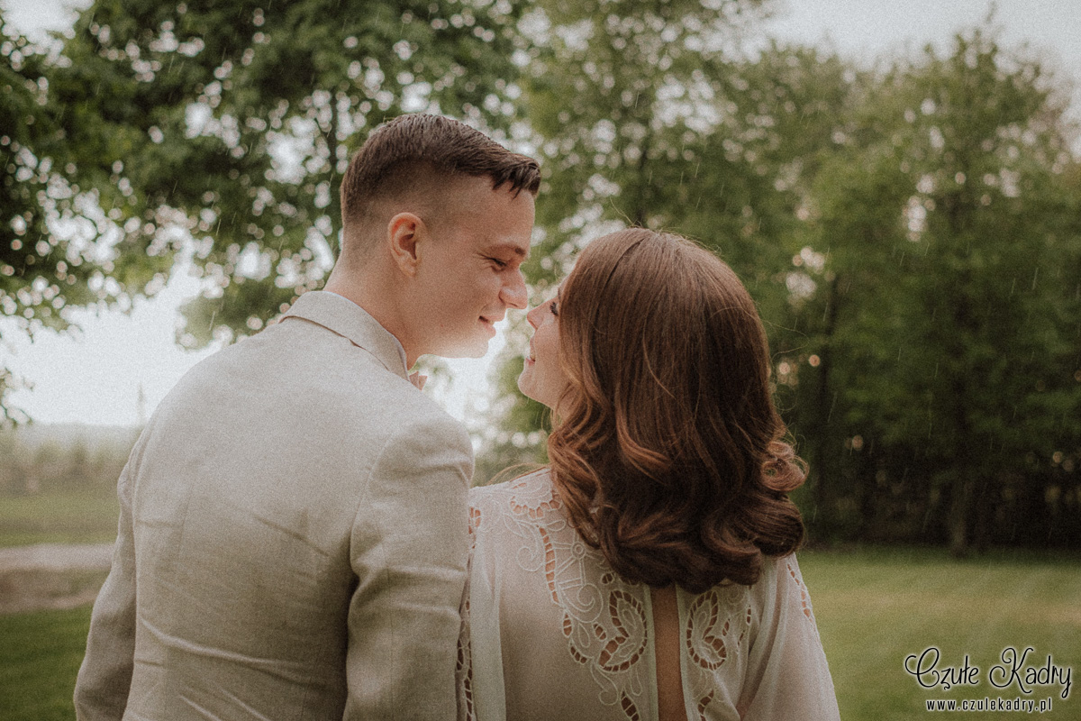 sesja slubna w deszczu