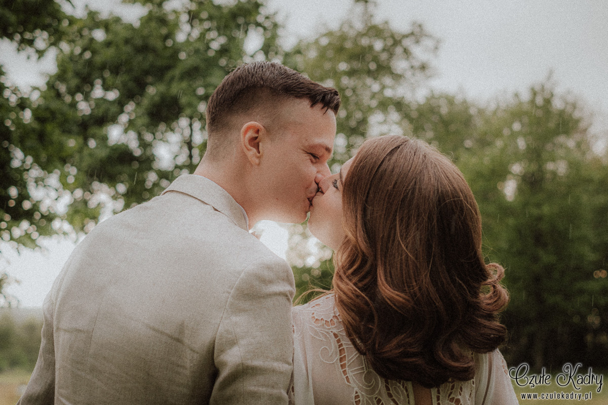 sesja slubna w deszczu