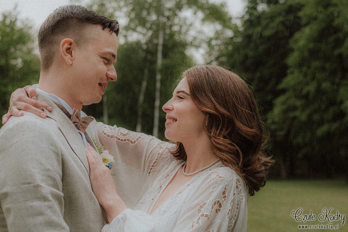 sesja slubna w deszczu