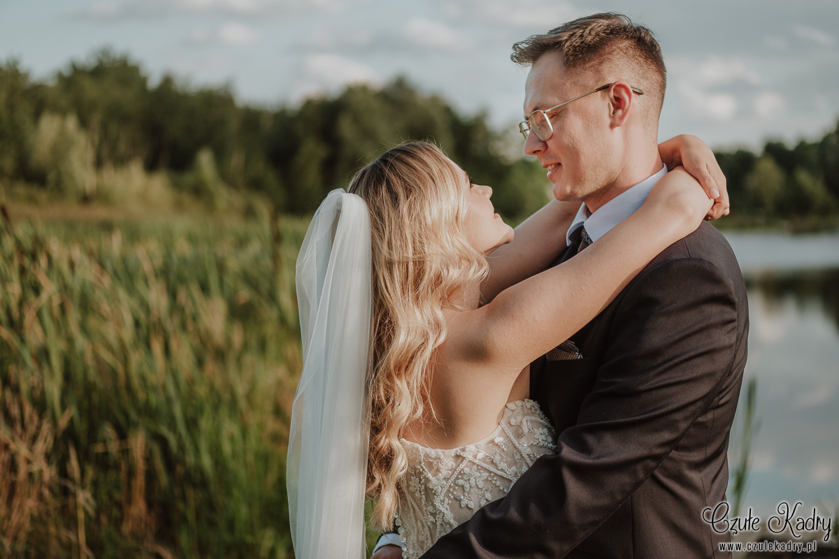 sesja slubna nad jeziorem