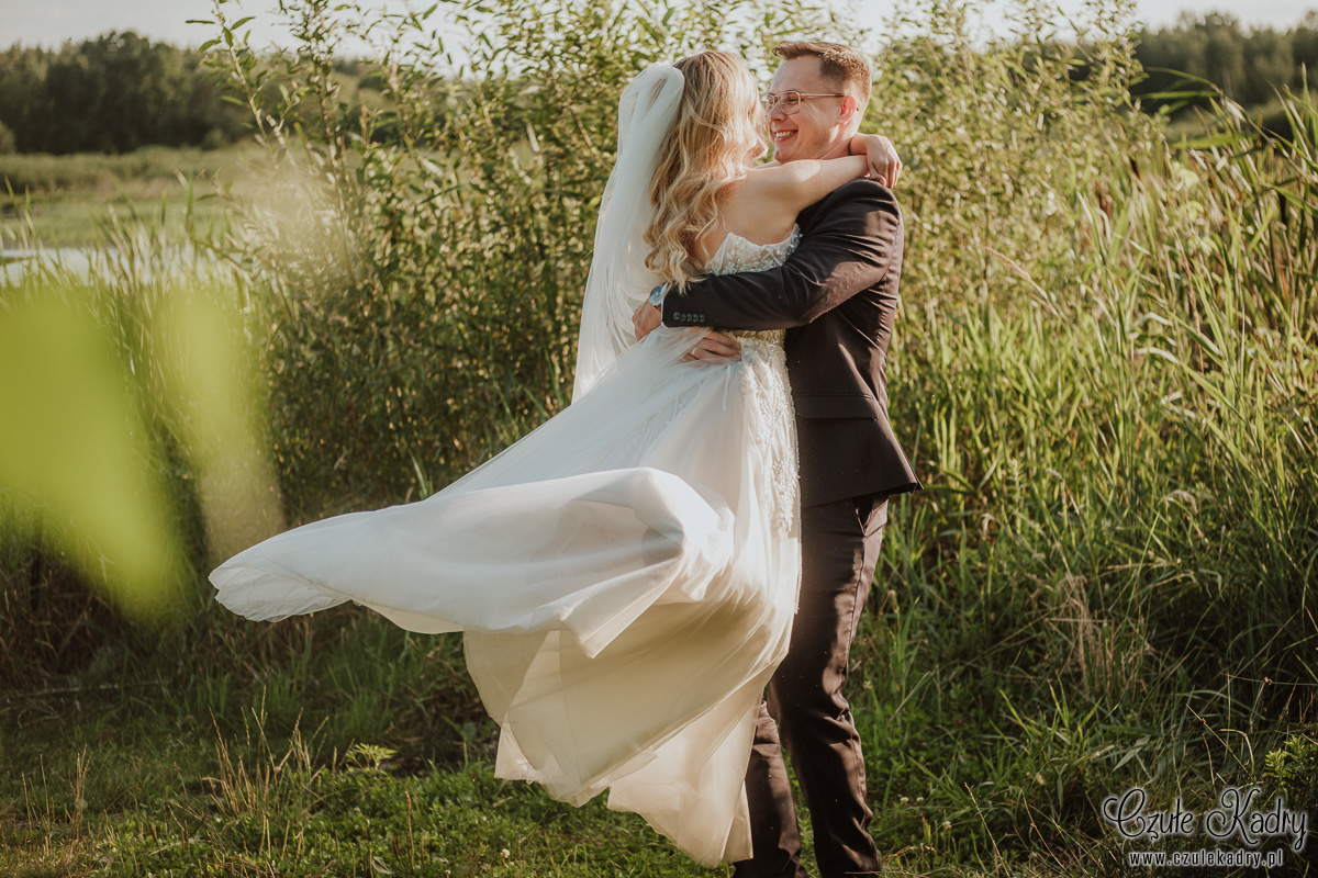 sesja slubna nad jeziorem