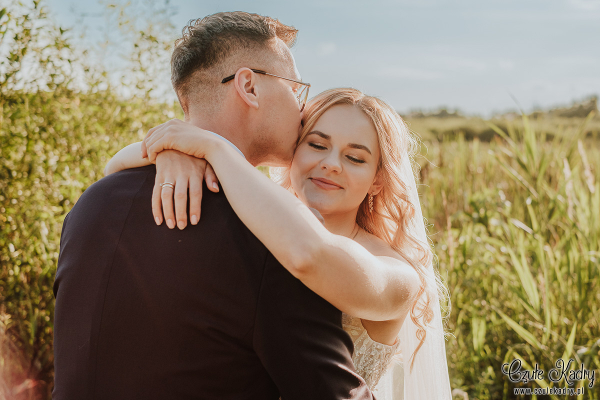 sesja slubna nad jeziorem