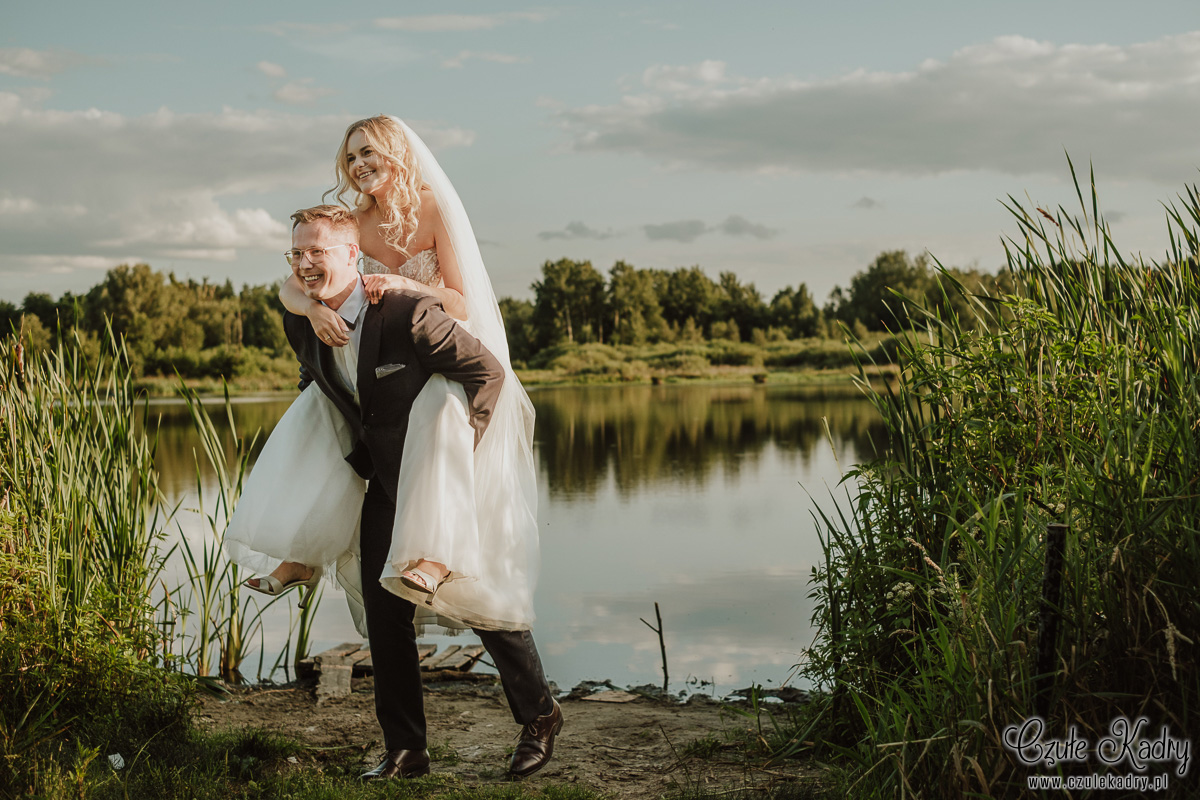 sesja slubna nad jeziorem