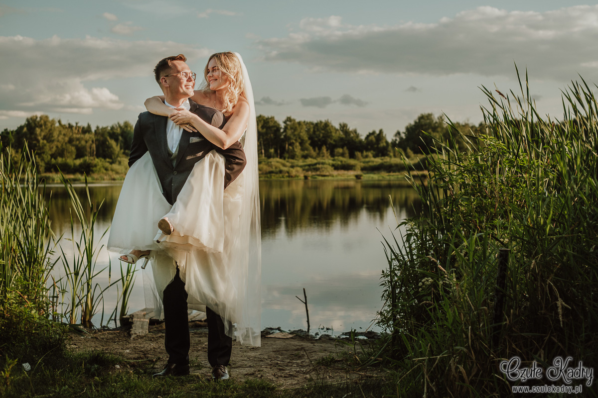 sesja slubna nad jeziorem