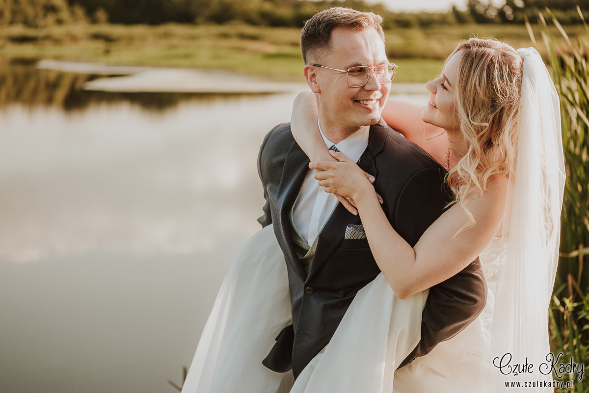 sesja slubna nad jeziorem