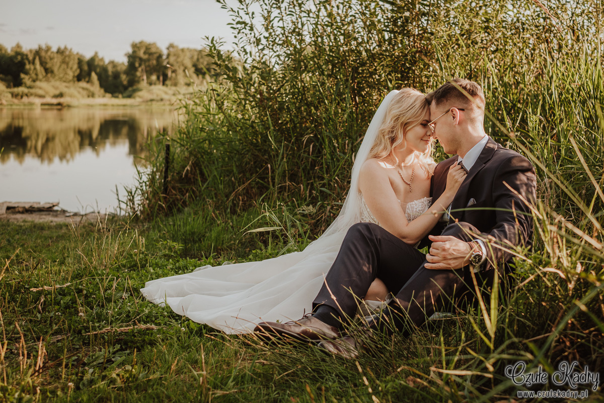 sesja slubna nad jeziorem