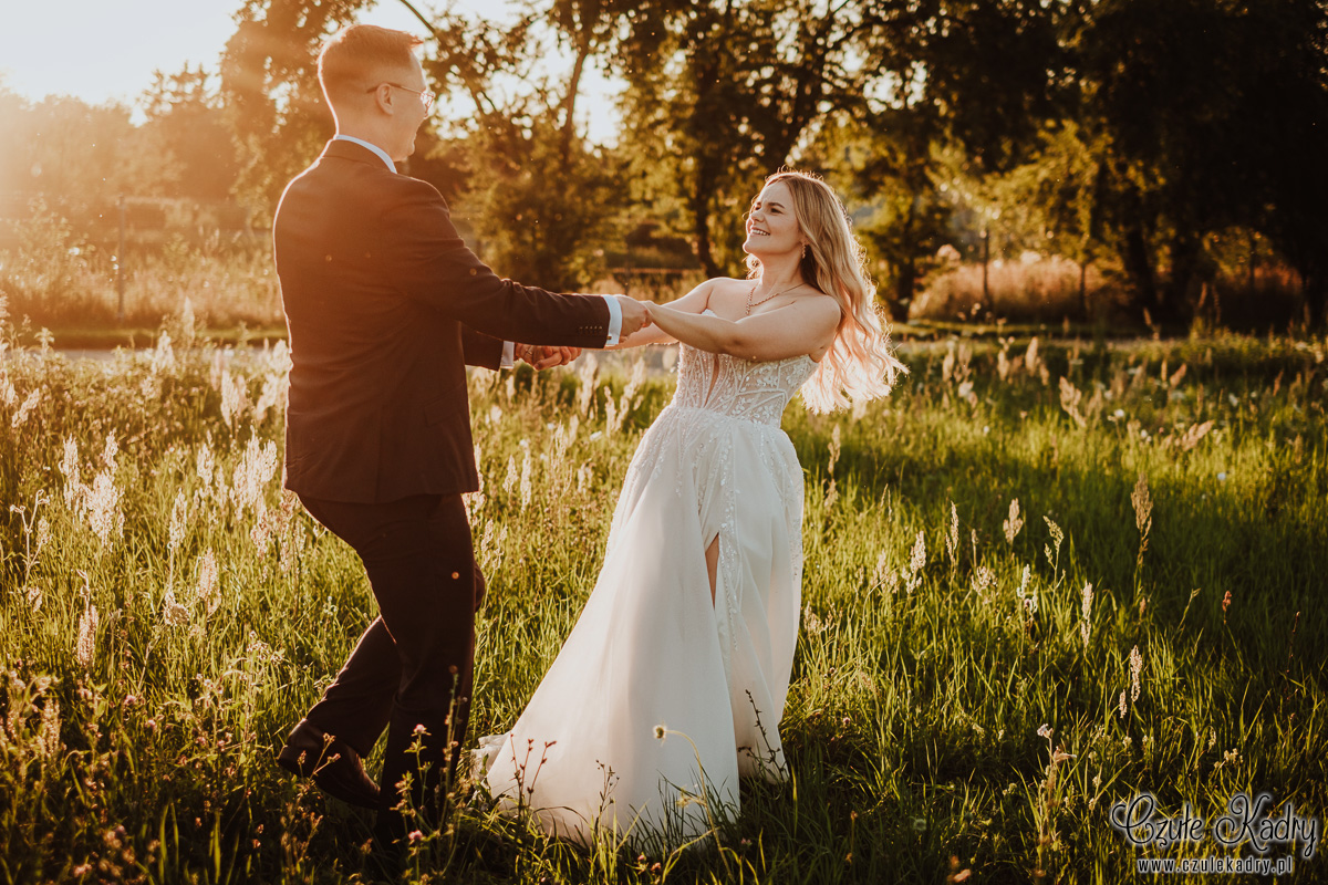 sesja slubna nad jeziorem